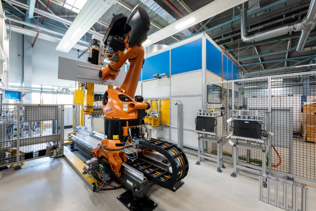 Automatisierte Montagelinie des Wasserstoff Campus Salzgitter zur Forschung an Produktionsmethoden für PEM Brennstoffzellenstacks und PEM Elektrolysestacks.