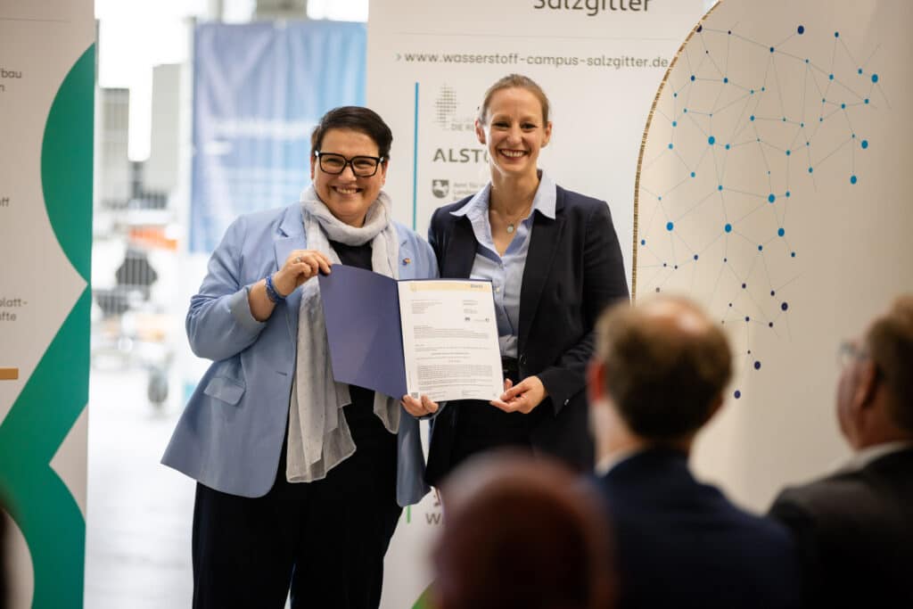 Niedersachsens Ministerin für Europa und Regionale Landesentwicklung Melanie Walter (l.) übergibt den Förderbescheid für das Projekt »Wasserstoff Netzwerk SüdOstNiedersachsen« an Prof. Dr.-Ing. Sabrina Zellmer, stellvertretende Institutsleiterin des Fraunhofer IST und Sprecherin des Innovationsverbundes Wasserstoffcampus Salzgitter.